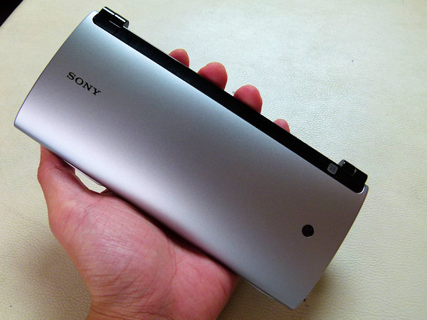 Sony Tablet ŚA݂ƏdS̃oX悭Ď₷iʐ^jBSony Tablet P͐܂肽񂾏ԂȂЎł₷iʐ^jBJԂ͗Ŏ悳iʐ^Ej