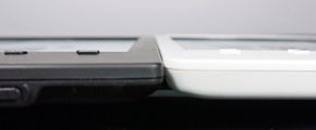 PRS-T2（左）の方が、わずかにハードウェアキーの突起が大きい