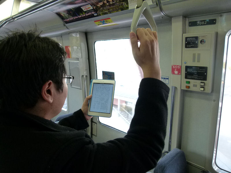 OoŎgƂɂ́AiPad mini RetinafBXvCf̎₷ƂĂd󂷂iʐ^jBƂ킯dԂ̒ŁAЎiPad mini RetinafBXvCfēdqЂGǂ߂͕̂֗BuSmart Casev𑕒Đ܂肽񂾃Jo[ƁAɎ₷BgȂAAirł͂ȂAminiłiʐ^Ej