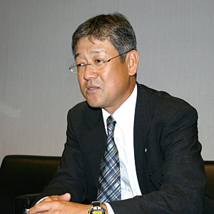 ハヤシ・カズヒコ　1978年、トヨタ自動車に入社。以来、走行、シャーシ系、パワートレイン系の電子制御システムの開発や設計を担当してきた。1989年から4年間は欧州に駐在。1993年から再び、パワートレイン系やシャーシ系電子制御システムの開発に携わる。2004年に第2電子技術部長、2005年に第1電子技術部長、2007年4月からBR制御ソフトウエア開発室長、現在に至る。