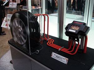 写真3　東芝のHybrid-Pair型インバータを使った自動車システムへの応用展示