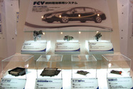 写真2　FCXクラリティの燃料電池システム用ECUと関連部品
