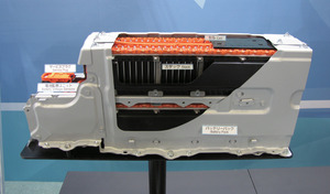 写真1「プリウスα」3列シート車のLiイオン電池パック