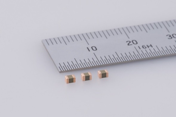 2012サイズ、静電容量100μFのMLCC