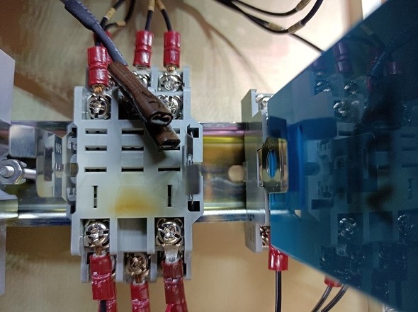 <strong>�}5�F�@��ɐݒu����Ă��郉�b�`�����[�̃z���_�[</strong>