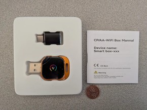 USB-A����USB-C�ɕϊ�����A�_�v�^�[�i�E�̎ʐ^�j����������Ă���