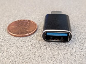 USB-A����USB-C�ɕϊ�����A�_�v�^�[�i�E�̎ʐ^�j����������Ă���