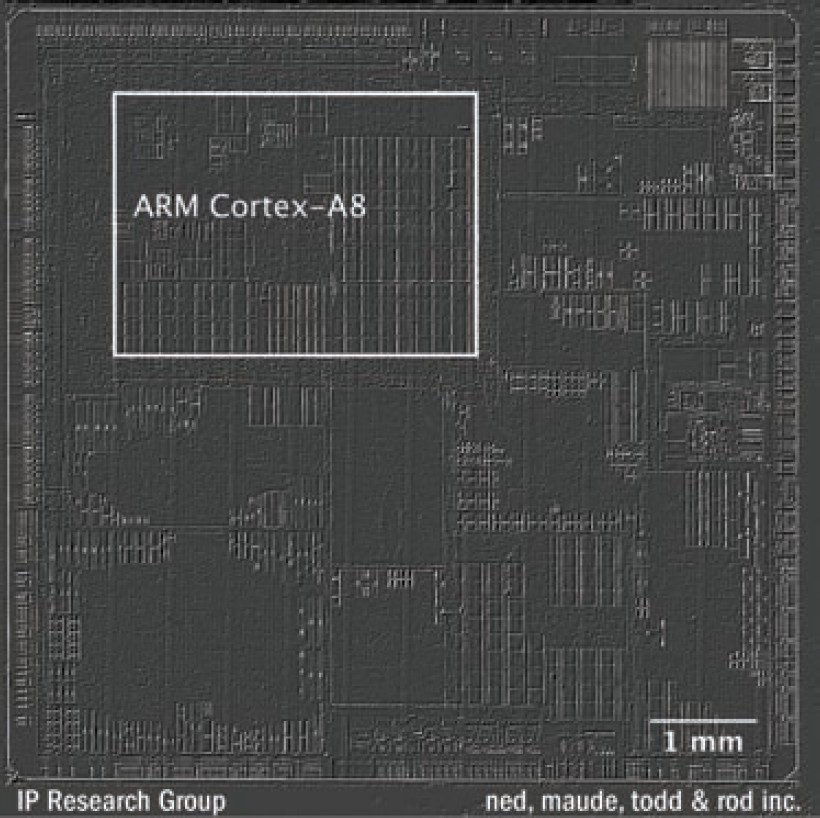 }1@Apple A4`bv̐ԊOʐ^@_C̗ʂԊO𓧉߂ĎBeʐ^B㕔ARM Cortex-A8RAzuĂBoTFIP Research GroupAned, maude, todd & rod