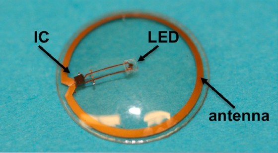 }2@R^NgYfBXvC̎i@d͂󂯎邽߂̃AeiƁALED쓮HWςIC`bvALED`bvR^NgYɑgݍ񂾁iNbNŊgjB@oTFA R Lingley, et al., "A single-pixel wireless contact lens display," Journal of Micromechanics and Microengineering, November 2011