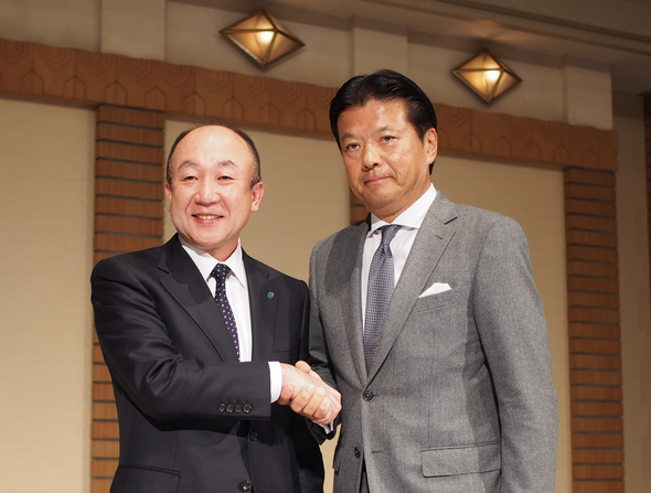 ミツミ電機 社長の森部茂氏（左）と、ミネベア 社長の貝沼由久氏
