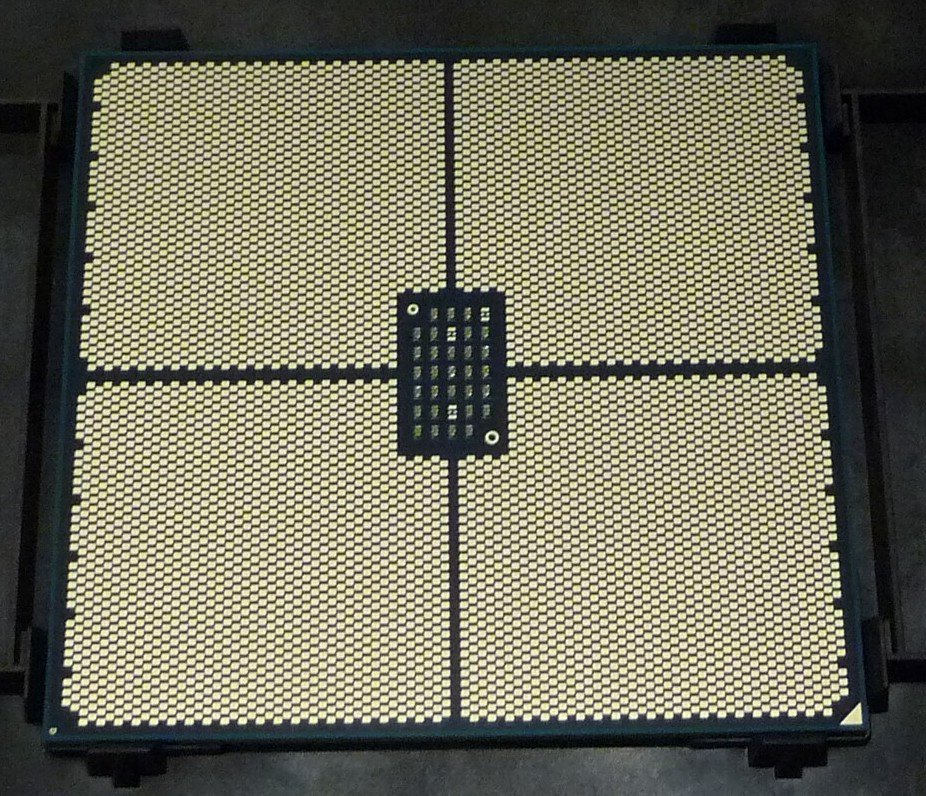 4EPYC̃pbP[WiʁjBBeƏꏊ͏ƓBcȐ̓dɂ璹iqɂȂׂLGAiLand Grid Arrayj^CṽpbP[WłBdɂ̃sb`0.94mm~0.81mmƂȂ苷BpbP[W̑傫72mm~75.4mmB\PbǵuSP5^CvvAMDď̂LGApbP[Wp\PbgmNbNŊgn