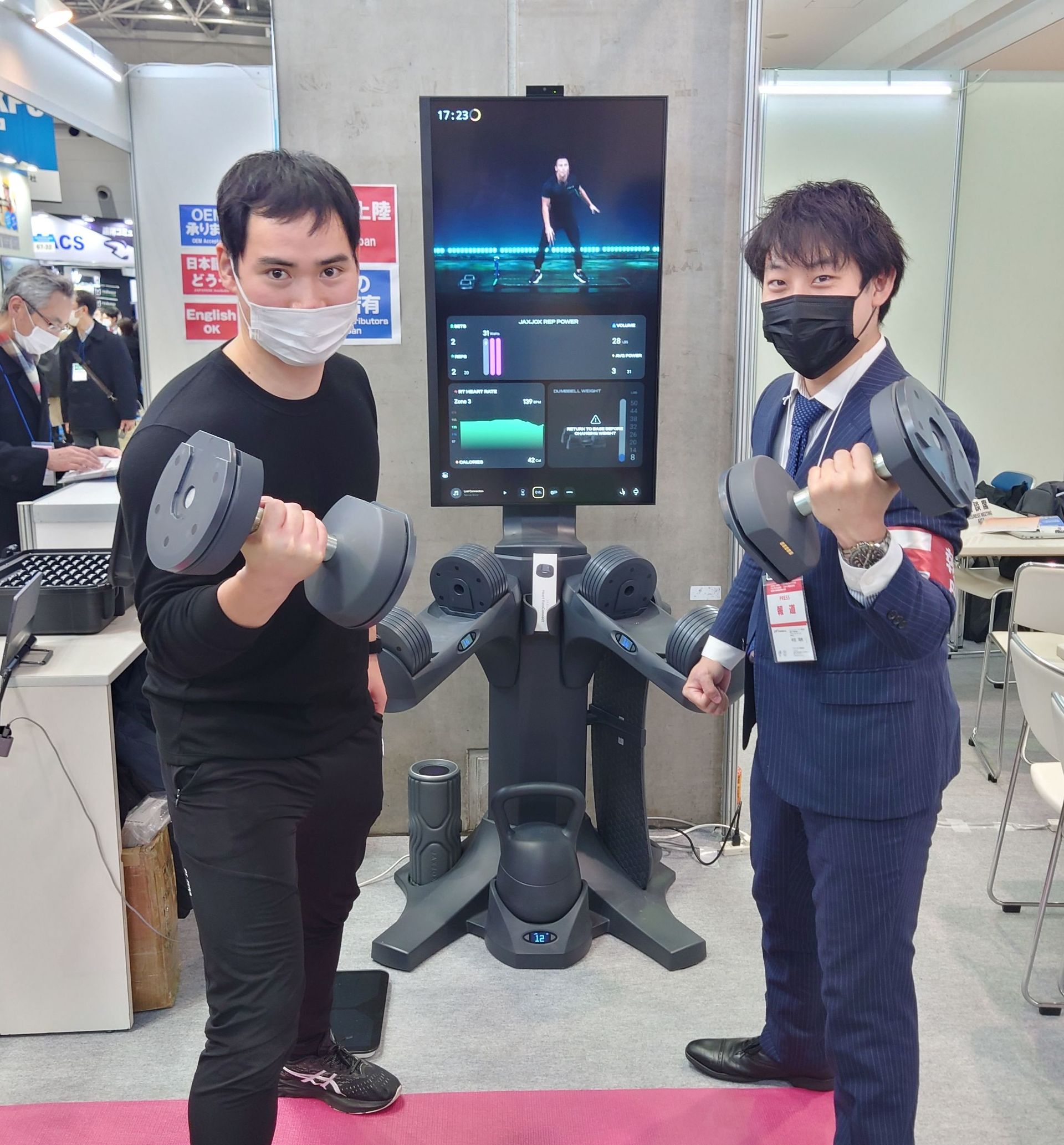 ダンベル重量を自動調整、『スマート筋トレ』を体験：水陸両用の