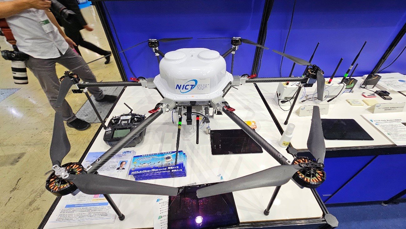 15km先のドローンも制御できる無線技術、NICT：電波の「バケツリレー