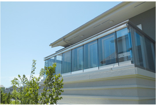 「ガラス建材一体型ペロブスカイト太陽電池」を使用した実証実験（バルコニーの窓）の様子