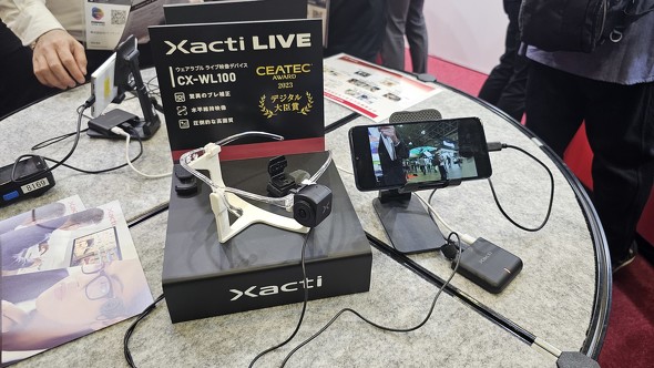 Xacti LIVEの展示。眼鏡のフレームに装着されているのが小型カメラだ