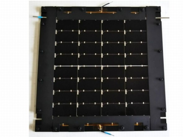 変換効率33.66％を達成した化合物・シリコン積層型太陽電池モジュールの外観