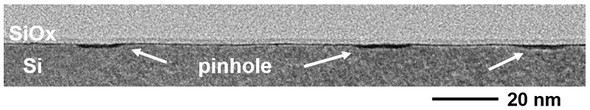 Si基板表面のSi酸化膜に形成したピンホールを、断面で観察した透過型電子顕微鏡像