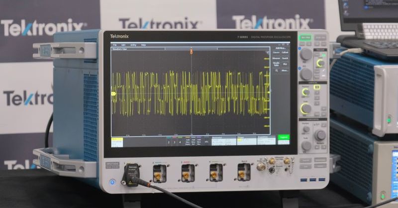 解析しながら別データを測定可能 テクトロニクスの新オシロ：「7