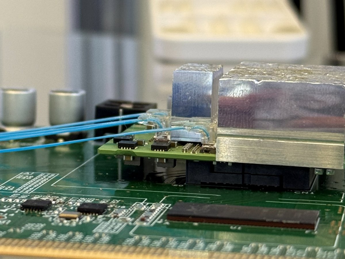 データセンター省エネの要、光電気集積モジュールを京セラが披露