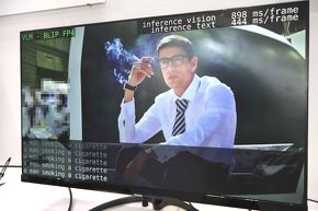 VLMによるデモの様子。画面左下にテキストが表示されている