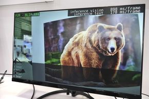 VLM�ɂ��f���̗l�q�B��ʍ����Ƀe�L�X�g���\������Ă���