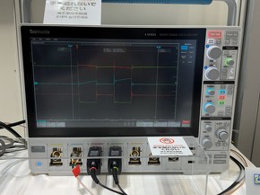 �X�C�b�`���O�]�����s���Ă���l�q