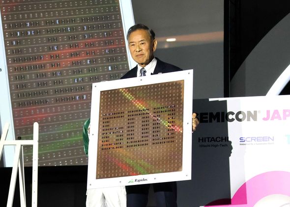 600mm�p�̍Ĕz���w�iRDL�j�C���^�[�|�[�U�[�p�l���̎���i���I����Rapidus �В���CEO�̏��r�~�`��