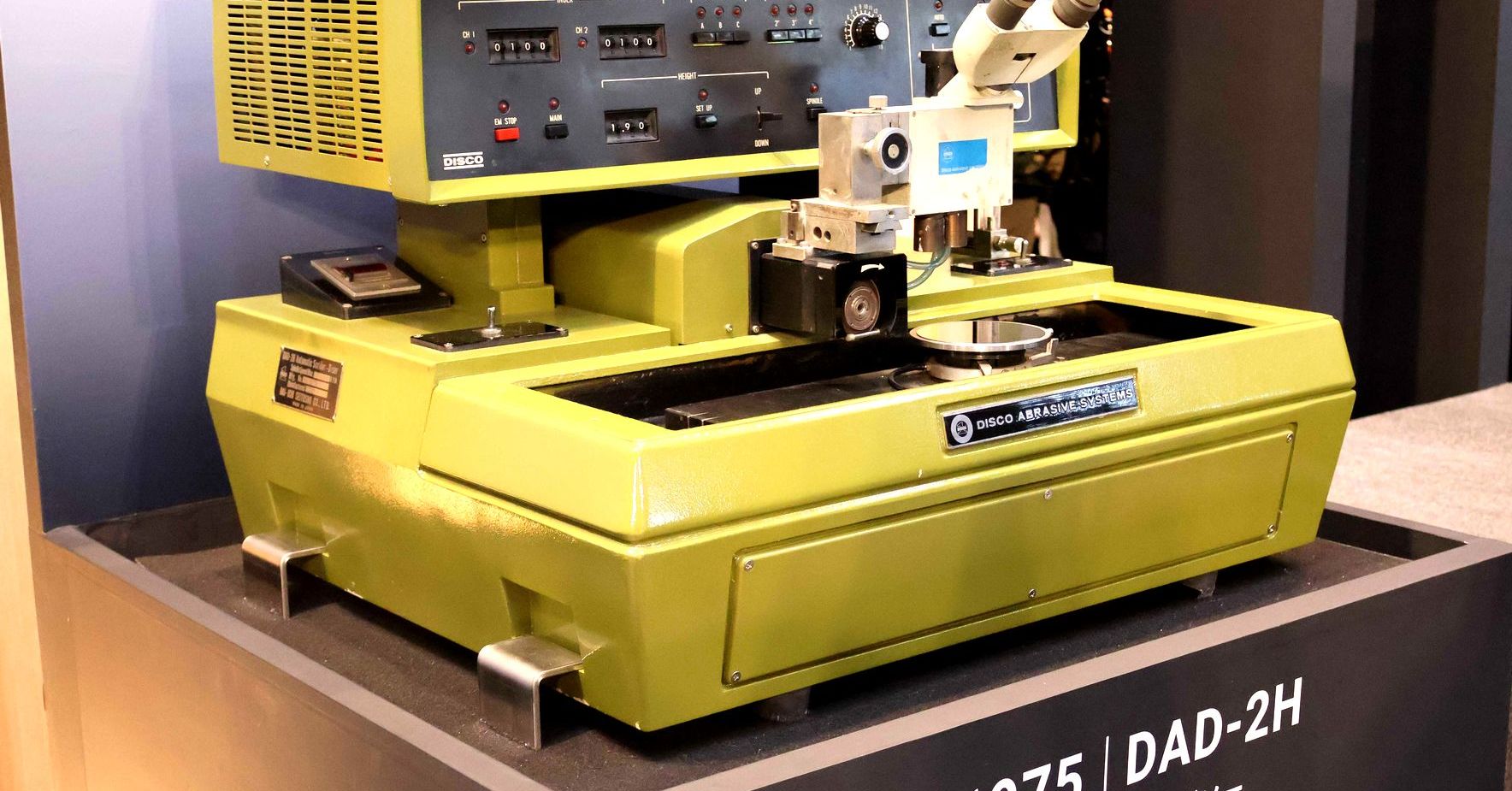 50年前の「初代ダイシングソー」実物と最新製品を展示、ディスコ：当時