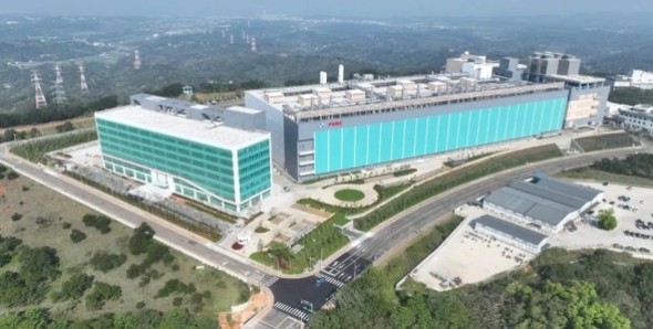 Tongluo�t�@�u�ł́A�V���R���C���^�[�|�[�U�[��3D IC�Z�p�ւ̐ݔ��������s���Ă���B