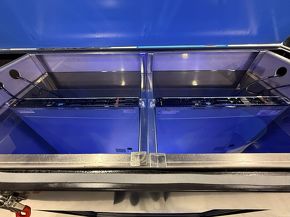 �T�[�o���I�C���ɐZ���Ă���l�q