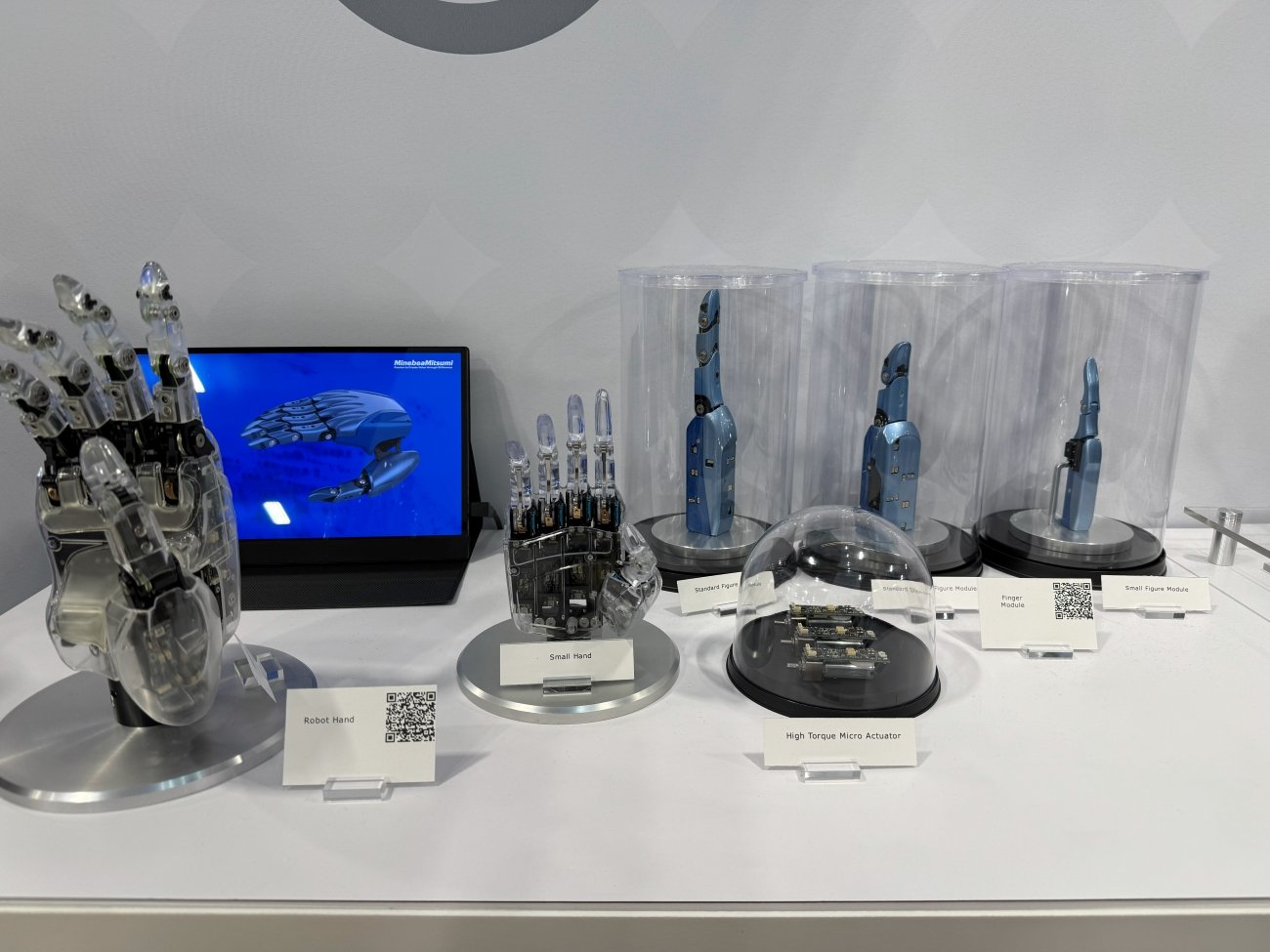 高速にパペットを操る！ 107個のベアリング搭載ロボットハンド：CES