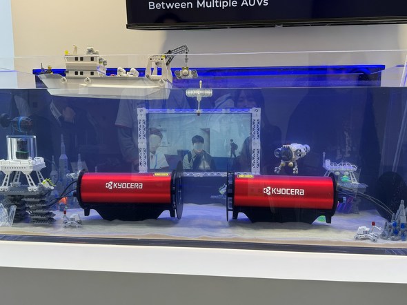 �f���̗l�q�B����@�̊Ԃ�������ʂ��Ă���