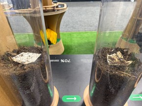 �d�r������������Ă����l�q