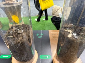 �d�r������������Ă����l�q