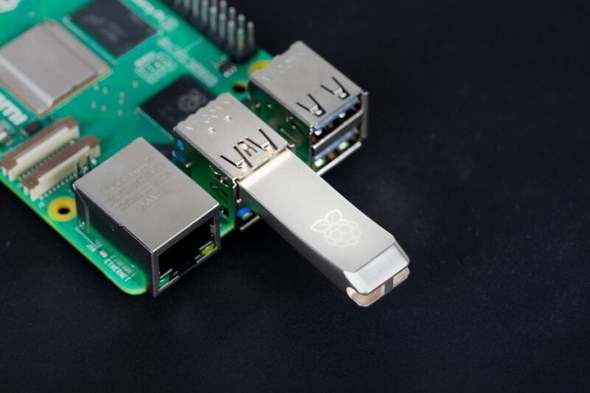 Raspberry Pi Flash Drive��Raspberry Pi�ɐڑ������l�q