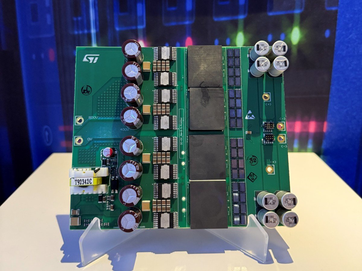 コンピュータビジョン DC800Vを50Vに降圧、STがGaN搭載小型DC-DCコンバーター披露：CES 2026