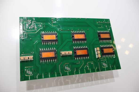 �C���t�B�j�I���̏o��22kW �V���O���X�e�[�WOBC ���t�@�����X�f�U�C��