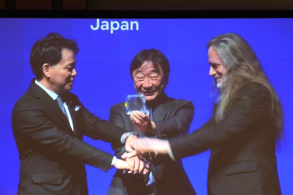 ������C���e����\������В��̑�쐽���ASAIMEMORY��\������В���CEO�̎R���G�Ǝ��AIntel�V�j�A�G���W�j�A��Joshua Fryman���i�R��������Ɏ��̂́AIntel���J�������������̃v���g�^�C�v�j