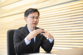 �f���^�d�q��Power and System Business Group�ӔC�҂𖱂߂�Ares Chen��