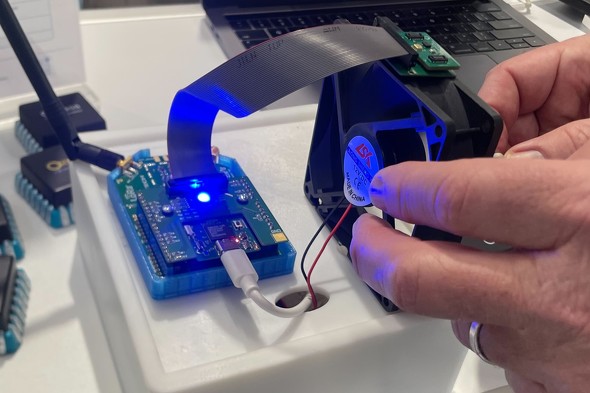 �\�m�ۑS�f���̗l�q�B�U�������m����Ƃ�����LED���F�ɂȂ���