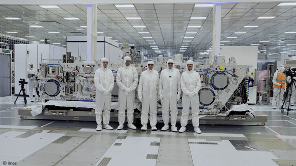 TWINSCAN EXE:5200��̎��̋L�O�B�e�B������ASML��Peter Vanoppen���AASML��Martin van den Brink���Aimec��CEO�ALuc Van den hove���A�t�����h�����{��Matthias Diependaele���Aimec��Patrick Vandenameele��