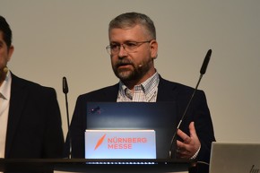 ���l�T�X��R��D�i�����J���j�^�f�W�^���C���_�X�g���[�Y�S���o�C�X�v���W�f���g�ł���Leigh Gawne��