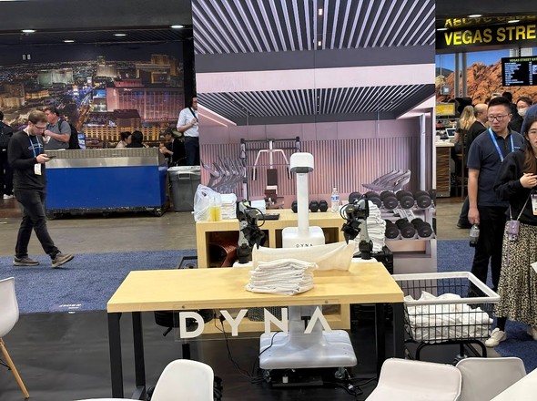 ��q����A��Dyna Robotics�̃��{�b�g�B���󕨂�������ł���m�N���b�N�Ŋg��n