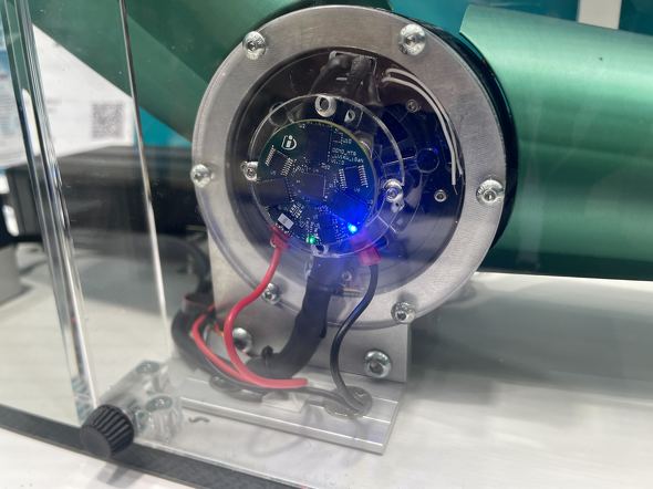 GaN�f�o�C�X�Ȃǂ𓋍ڂ����~�`����֐ߕ����ɐݒu����Ă����m�N���b�N�Ŋg��n