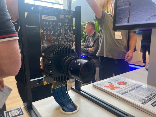 1����f�̗��ʏƎˌ^�ϑwCMOS�C���[�W�Z���T�[���ڂ̃f���@