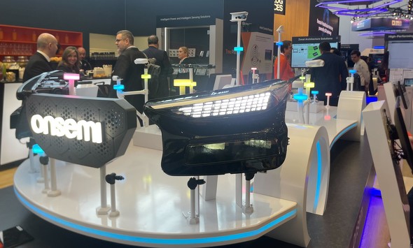 �ԗ��̌`�ɍ��킹�Ċe��Z���T�[�⃉�C�g�Ȃǂ��܂��܂ȋ@�\��z�u�����W��