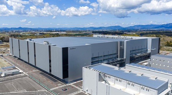 2026�N5��8����TSMC�Ƃ̐헪�I��g����э��ى�Аݗ������Ɋւ��锭�\�ł́A�_���Ƃ��āu�t�B�W�J��AI�ɂ��Z���T�[���v�ւ̔����v�������Ă���