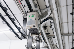�V�䃌�[����𑖍s����OHT�iOverhead Hoist Transport�j