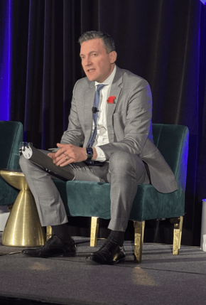 �J�i�_�̐l�H�m�\�E�f�W�^���C�m�x�[�V�����S����b�ł���Evan Solomon��