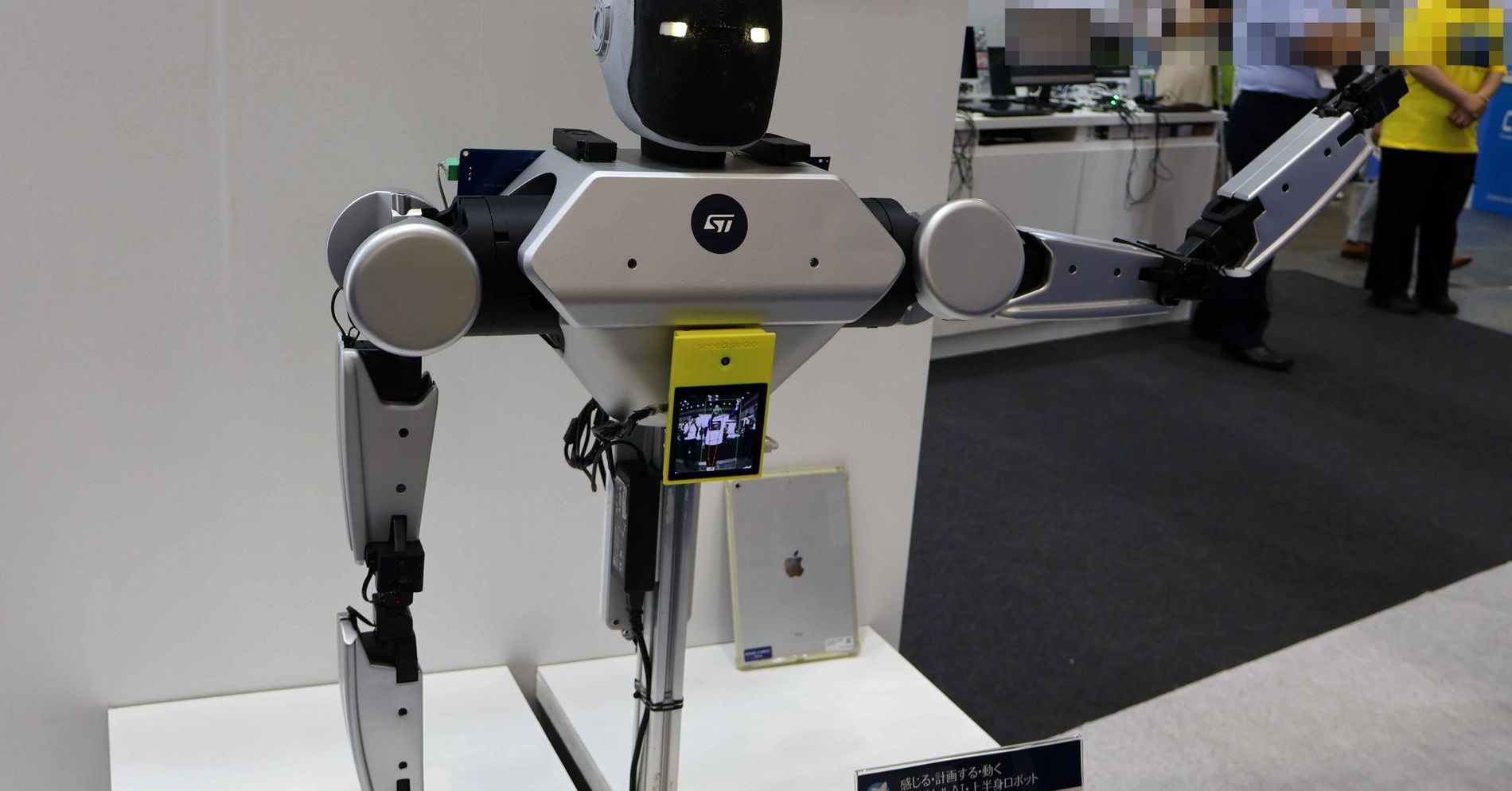 人の動きをまねるロボットで実演 STのフィジカルAI向け製品群
